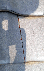 瓦のひび割れ 写真